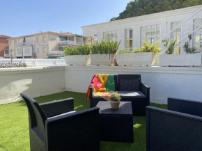 R126 Beachfront Apartment Sant Salvador